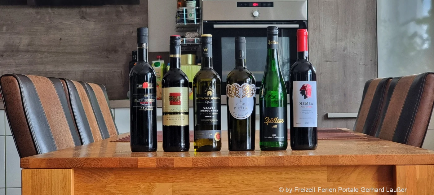 wein-trinken-bayern-weisswein-rotwein-flaschen-deutschland-tisch